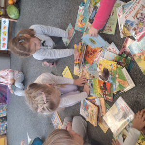 Dzieci oglądają książki