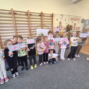 Dzieci stoją trzymają w ręku flagę Wielkiej Brytanii