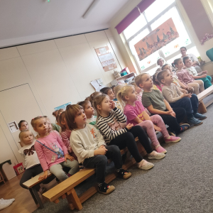 Dzieci oglądające przedstawienie.