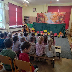 Dzieci oglądające teatrzyk.