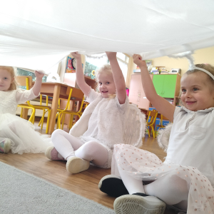 Dzieci trzymające materiał.