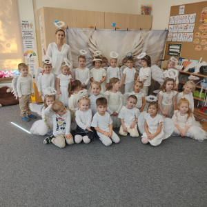 Dzieci w strojach aniołów.