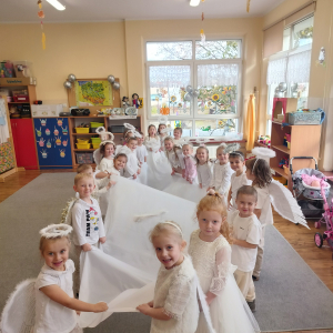 Dzieci w strojach aniołów.