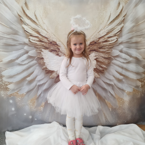 Dziewczynka ze skrzydłami.