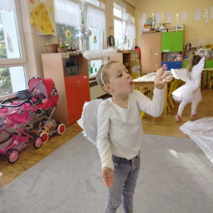 Chłopie w stroju anioła.