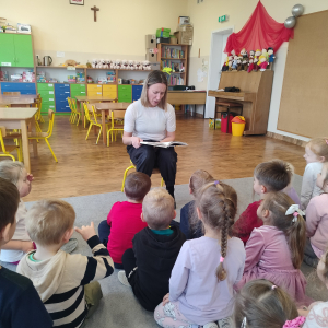 Pani czytająca książkę.