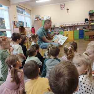 Pan czytający książkę.