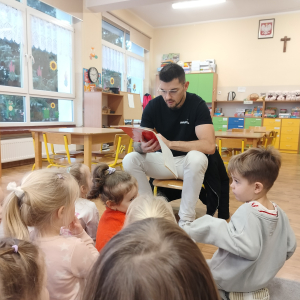 Pan czytający książkę.