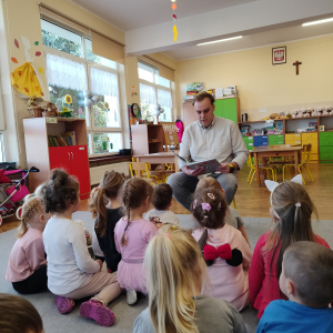 Pan czytający książkę.