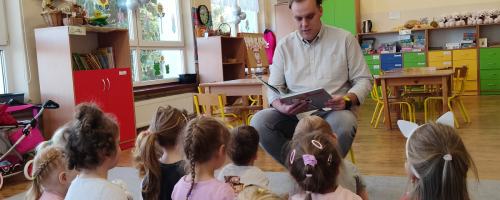Listopadowe czytanie książek w przedszkolu 