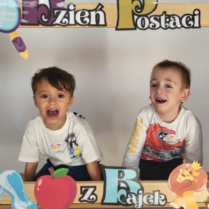 Chłopcy pozujący do zdjęć w fotoramce.