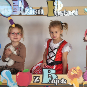 Dziewczynki pozujące do zdjęć w fotoramce.