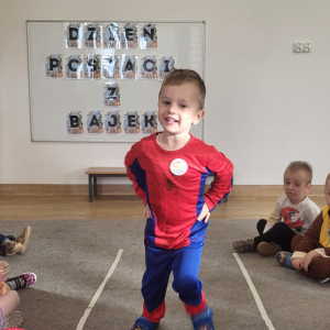 Chłopiec w przebraniu Spiderman'a.