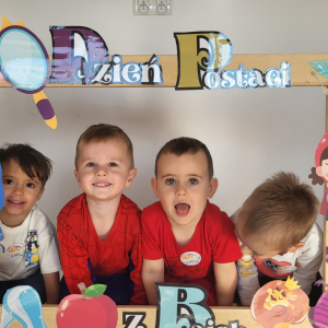 Chłopcy pozujący do zdjęć w fotoramce.