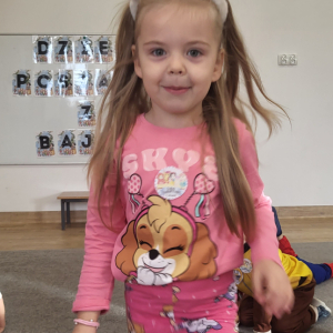 Dziewczynka w stroju z motywem "Psiego Patrolu".