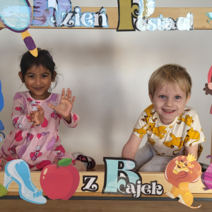 Dzieci pozują do zdjęć w fotoramce.