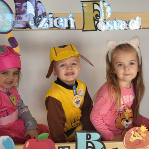 Dzieci pozują do zdjęć w fotoramce.