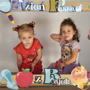 Dziewczynki pozujące do zdjęć w fotoramce.