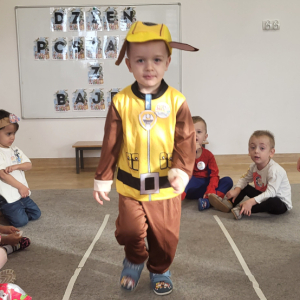 Chłopiec w stroju Rubble'a.