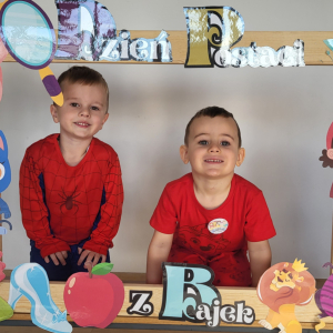 Chłopcy pozujący do zdjęć w fotoramce.