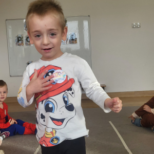 Chłopiec w stroju z motywem "Psiego Patrolu".