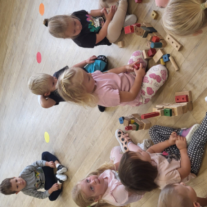 Dzieci budują wieże.