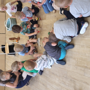 Dzieci podczas budowania wieży.