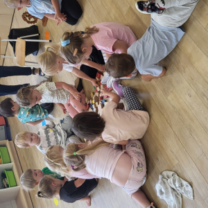 Dzieci podczas budowania wieży.