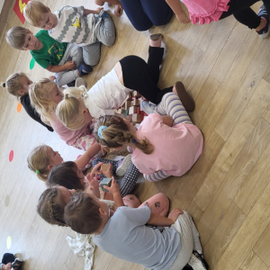 Dzieci budują wieże.