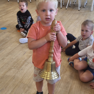 Chłopiec prezentujący dzwon.