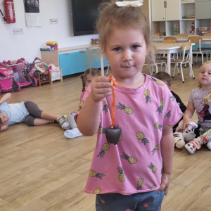 Dziewczynka prezentująca dzwonek.