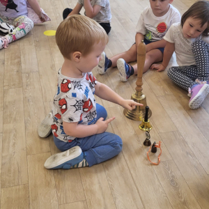 Chłopiec odgadujący, który dzwon wybrzmiał.