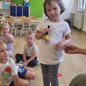 Dziewczynka prezentująca dzwonek.