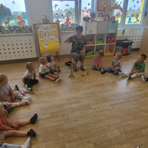 Prezentacja dzwonów różnej wielkości.