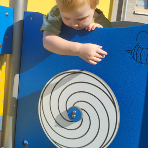 Chłopiec bawiący się na placu zabaw.