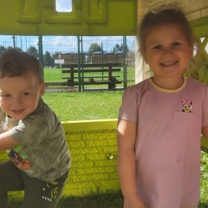 Dzieci bawiące się w domku.