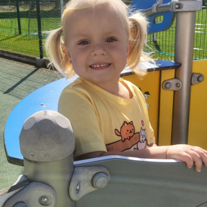 Zabawa na placu zabaw.