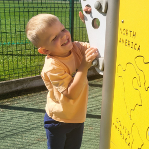 Chłopiec bawiący się na placu zabaw.