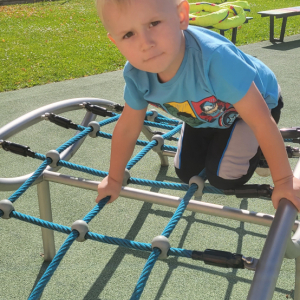 Chłopiec na wspinaczce.