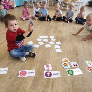 Dzieci próbują dopasować odpowiedni obrazek do danego zmysłu.