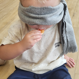 Chłopiec próbuje odgadnąć co wylosował przy pomocy zmysłu smaku.