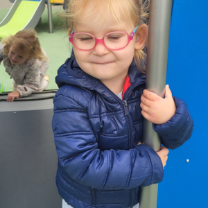 Dziewczynka bawiąca się na placu zabaw.