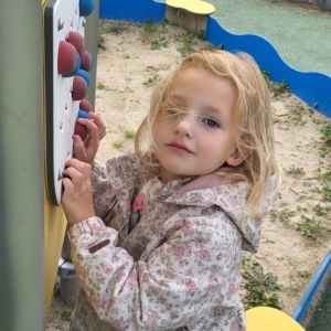 Dziewczynka bawiąca się na placu zabaw.