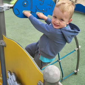 Wspinający się chłopiec.