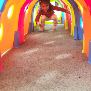 Dziewczynka w tunelu.