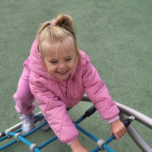 Dziewczynka wspinająca się.