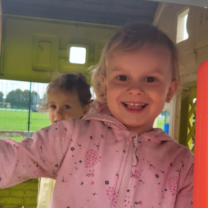 Dziewczynka bawiąca się w domku.