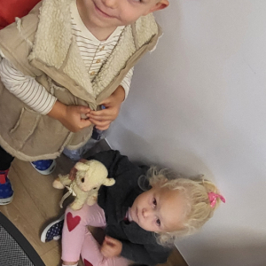 Pasterz odnalazł owieczkę.