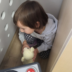 Dziewczynka ukrywająca się pod postacią owieczki.