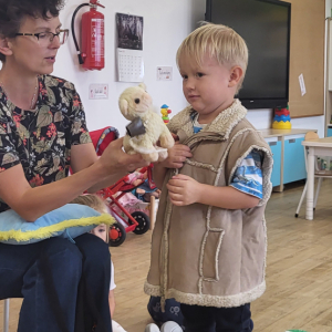 Chłopiec wcielający się w postać pasterza.